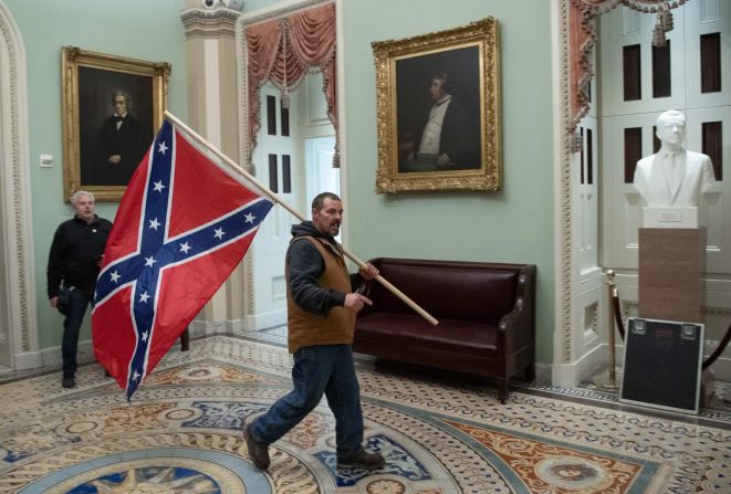 6 de enero — un partidario de Trump lleva una bandera de batalla confederada en la Rotonda del Capitolio después de que los agitadores violaron el edificio. Durante la Guerra Civil, lo más cerca que estuvo del Capitolio un insurgente que portara una bandera confederada fue a unos 9,6 kilómetros, durante la Batalla de Fort Stevens en 1864.