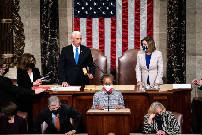 6 de enero — el vicepresidente Mike Pence y la presidenta de la Cámara de Representantes, Nancy Pelosi, presiden la sesión conjunta del Congreso que certificó oficialmente la victoria electoral de Joe Biden. “Para aquellos que causaron estragos en nuestro Capitolio hoy, ustedes no ganaron”, dijo Pence. "Al reunirnos nuevamente en esta cámara, el mundo volverá a ser testigo de la resistencia y la fuerza de nuestra democracia, incluso en medio de la violencia y el vandalismo sin precedentes en este Capitolio".