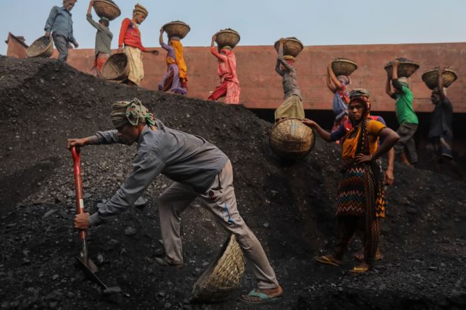 9 de enero — los trabajadores descargan carbón de un buque de carga en Gabtoli, Bangladesh, en las afueras de Dhaka.