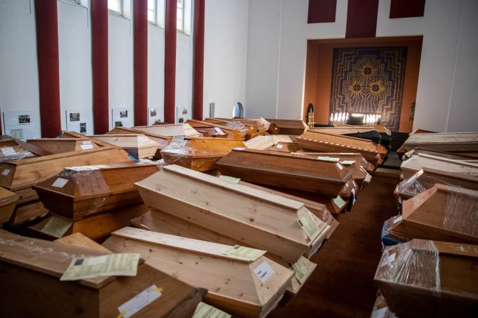 11 de enero — ataúdes, que contienen principalmente víctimas de covid-19, se amontonan en el crematorio de la ciudad en Meissen, Alemania. Meissen se encuentra en el estado de Sajonia, que en ese momento tenía la tasa de infección por covid-19 más alta de toda Alemania.