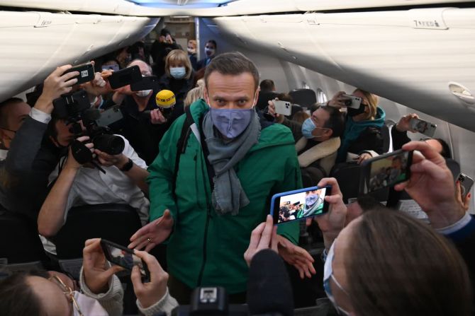 17 de enero — el líder de la oposición rusa Alexei Navalny toma asiento en un avión con destino a Moscú desde Berlín. Navalny fue detenido por la policía momentos después de aterrizar en Rusia y cinco meses después de haber sido envenenado con el agente neurotóxico novichok. Navalny había sido incluido en la lista federal de buscados del país en diciembre de 2020 por violar los términos de libertad condicional relacionados con un caso de fraude de hace años. Dijo que el caso tiene motivaciones políticas.