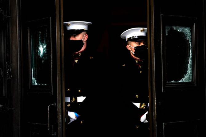 18 de enero — un par de marines estadounidenses sostienen las puertas del Capitolio, aún dañadas por el motín del 6 de enero, durante un ensayo para la investidura de Joe Biden. Melina Mara / The Washington Post / Pool / AP