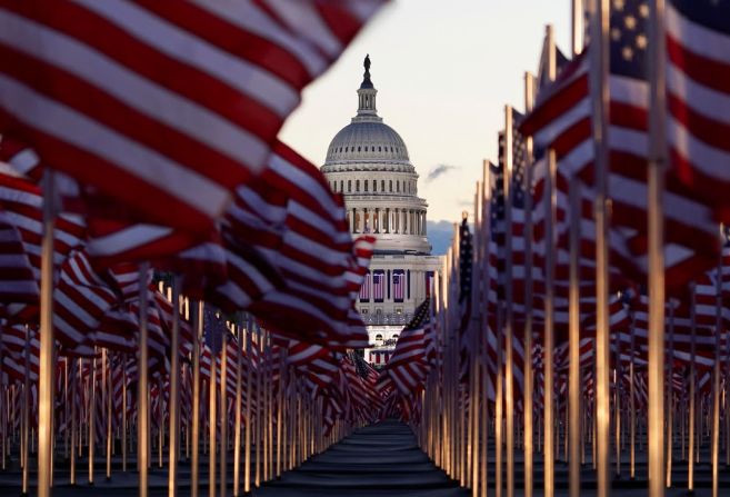 20 de enero — banderas estadounidenses en el National Mall en la mañana de la toma de posesión de Joe Biden. El Comité de Toma de Posesión Presidencial plantó más de 191.500 banderas en el Mall para representar a las personas que no pudieron asistir a la toma de posesión.