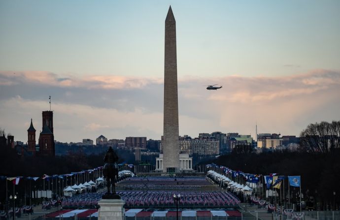 20 de enero — Marine One pasa volando por el Monumento a Washington cuando Trump abandona la capital de EE.UU.