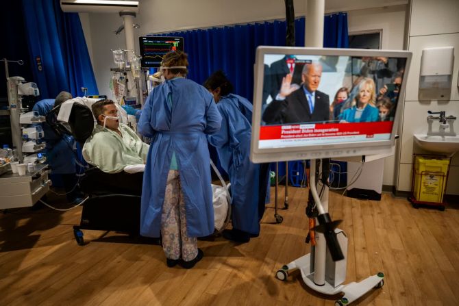20 de enero — Joe Biden toma posesión como presidente de Estados Unidos, mientras el paciente de covid-19, Cornel Iordache, está preparado para trasladarse a otra cama en la unidad de cuidados intensivos del Royal Papworth Hospital en Cambridge, Inglaterra.