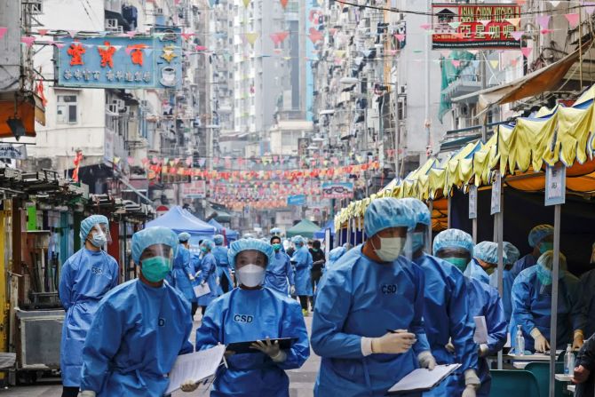 23 de enero — los trabajadores de la salud usan equipo de protección dentro de un área residencial cerrada mientras intentan contener un brote de covid-19 en Hong Kong.