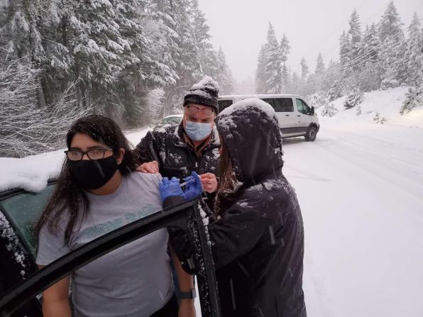 26 de enero — trabajadores de salud pública del condado de Josephine de Oregon istran las dosis sobrantes de la vacuna covid-19 a algunos conductores que, como ellos, quedaron varados en una tormenta de nieve. Los trabajadores tenían seis dosis sobrantes y querían usarlas antes de que expiraran.