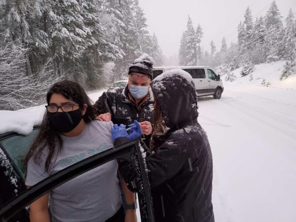 26 de enero — trabajadores de salud pública del condado de Josephine de Oregon administran las dosis sobrantes de la vacuna covid-19 a algunos conductores que, como ellos, quedaron varados en una tormenta de nieve. Los trabajadores tenían seis dosis sobrantes y querían usarlas antes de que expiraran.