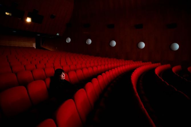 30 de enero — Sandra Fogel mira una película sola durante el Festival de Cine de Gotemburgo en Gotemburgo, Suecia. La mayoría de los fanáticos vieron las películas en línea este año. Fogel solicitó ser uno de los pocos autorizados a ver una película en persona.