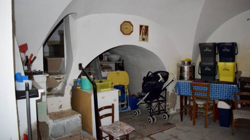 Olvidado: Los antiguos propietarios dejaron muchos muebles y objetos, incluido un carrito de bebé, dentro de la propiedad, que había sido heredada varias veces. Crédito: Comuna de Biccari