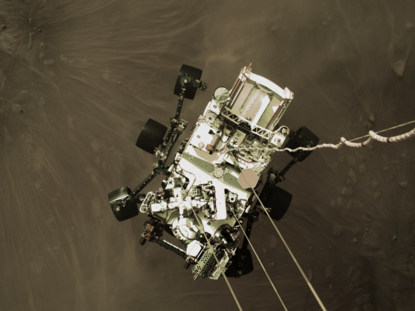 18 de febrero — el Perseverance, el rover más sofisticado de la NASA hasta la fecha, aterrizó en la superficie de Marte y envió sus primeras imágenes del lugar de aterrizaje. Esta imagen, tomada durante el descenso de la nave espacial, captura el rover en el aire justo antes de que sus ruedas aterrizaran. La perspectiva nunca antes se había visto en misiones anteriores. El Perseverance buscará signos de vida antigua en Marte. También estudiará el clima y la geología del planeta y recolectará muestras que eventualmente serán devueltas a la Tierra en la década de 2030.