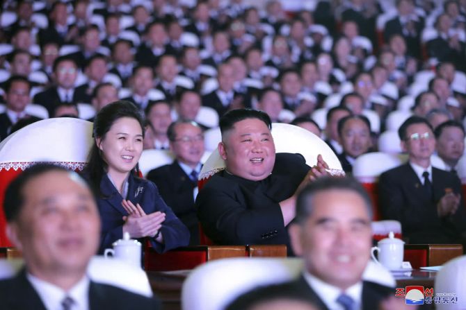 16 de febrero — en esta foto proporcionada por el gobierno de Corea del Norte, el líder norcoreano Kim Jong Un y su esposa, Ri Sol Ju, ven una actuación que marca el cumpleaños del padre de Kim, el fallecido Kim Jong Il. Era la primera vez en más de un año que Ri aparecía en los medios estatales de Corea del Norte.