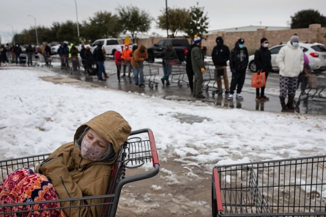 16 de febrero — Camilla Swindle se sienta en un carrito de compras mientras ella y su novio esperan en una larga fila para ingresar a una tienda de comestibles en Austin, Texas. Las tormentas de invierno causaron estragos en gran parte del país esa semana. En Texas, cientos de miles de personas lucharon por la calefacción y el agua después de que el congelamiento paralizara los servicios públicos.