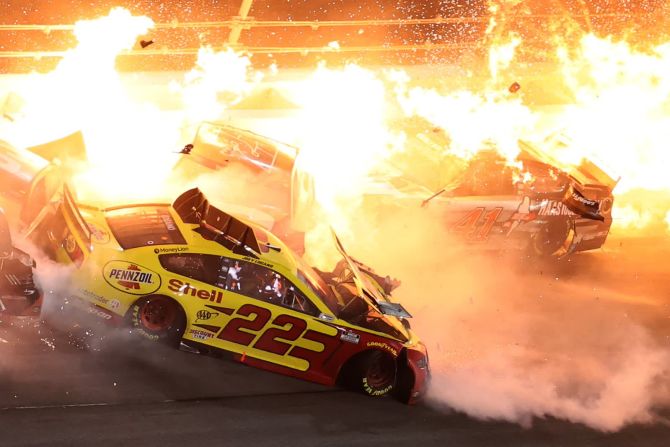 14 de febrero — varios autos se incendian después de un accidente en la última vuelta de las 500 Millas de Daytona. Ninguno de los pilotos resultó herido de gravedad.