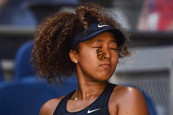 12 de febrero — una mariposa aterrizó sobre la cara de la estrella del tenis Naomi Osaka durante un partido en el Abierto de Australia. Osaka ganó su segundo título del Abierto de Australia a finales de ese mes. Pero en el Abierto de Francia en mayo, se retiró del torneo, citando cuidados de salud mental. También se quedó fuera de Wimbledon antes de volver a jugar en los Juegos Olímpicos de Tokio.