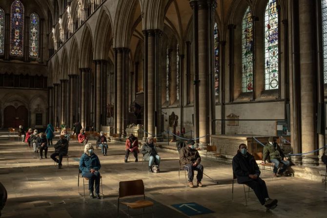 11 de febrero — un grupo de gente espera después de recibir una vacuna contra el covid-19 en un centro de vacunación establecido dentro de la Catedral de Salisbury en Salisbury, Inglaterra.