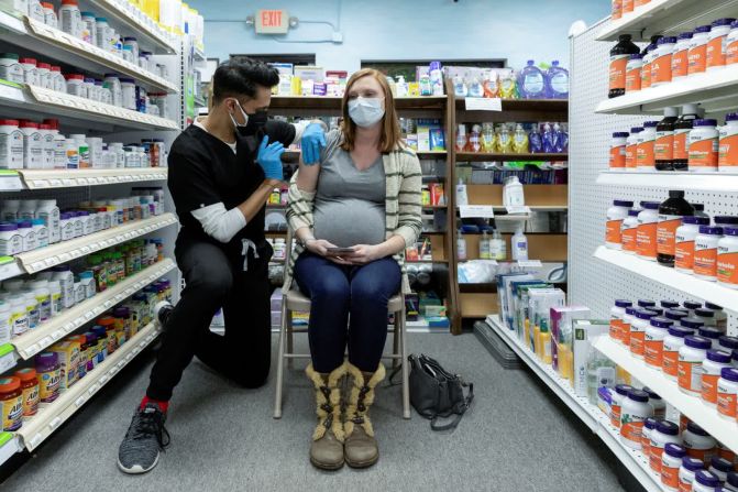 11 de febrero — Michelle Melton, de 35 semanas de embarazo, recibe una vacuna Covid-19 en la farmacia Skippack en Schwenksville, Pensilvania. Hannah Beier / Reuters