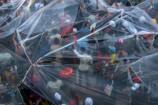 9 de febrero — manifestantes utilizan láminas de plástico para protegerse de posibles cañones de agua en Yangon, Myanmar. Una semana antes, las fuerzas armadas del país tomaron el poder en un golpe de Estado y los manifestantes antigolpistas se encontraron con una fuerza letal.