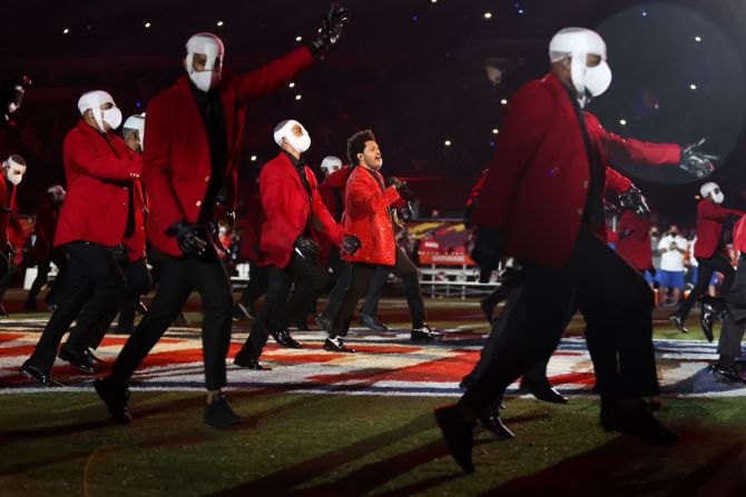 7 de febrero — The Weeknd baila con bailarines de respaldo durante el espectáculo de medio tiempo del Super Bowl LV.