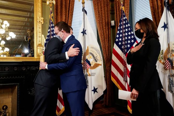 3 de febrero — el recién confirmado secretario de Transporte, Pete Buttigieg, es recibido por su esposo, Chasten, después de que la vicepresidenta de los Estados Unidos, Kamala Harris, prestó juramento en la Casa Blanca. Buttigieg es el primer secretario de gabinete LGBTQ confirmado por el Senado.