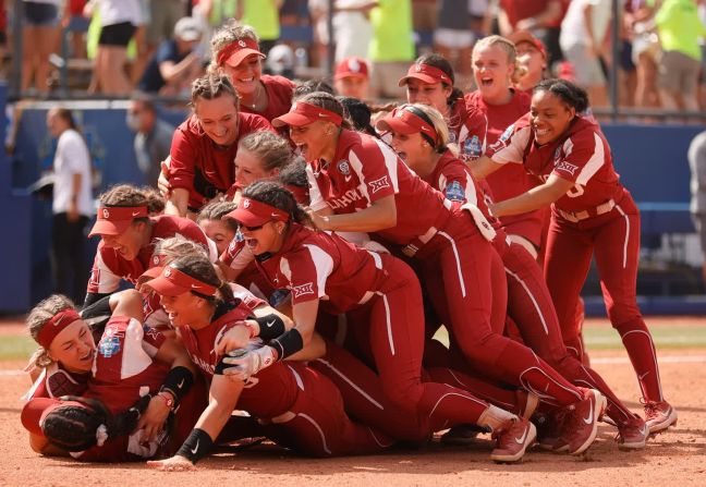 10 de junio — las jugadoras de softball de la Universidad de Oklahoma se amontonan sobre la lanzadora Giselle Juarez tras el último out de la Serie Mundial Universitaria Femenina. Es el tercer título nacional de Oklahoma desde 2016.