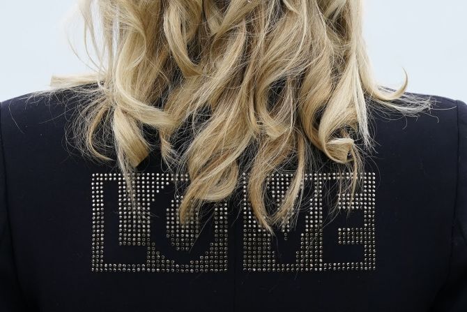 10 de junio — Jill Biden, la primera dama de Estados Unidos, se gira ante los periodistas para mostrar la palabra "love" en su blazer. Biden y su marido estaban en Inglaterra antes de la cumbre del G7. "Traemos el amor de Estados Unidos", dijo ella.