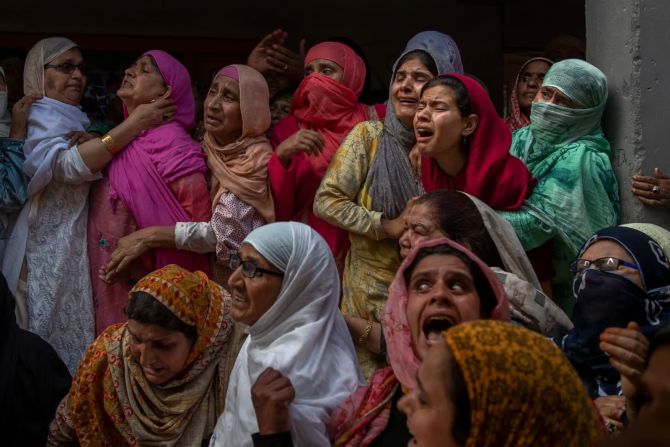 13 de junio — un grupo de personas asiste al funeral de Waseem Ahmed, un policía que murió en un tiroteo con rebeldes cachemires en las afueras de Srinagar, en la Cachemira controlada por la India. En el enfrentamiento murieron dos civiles y dos policías, según la policía.