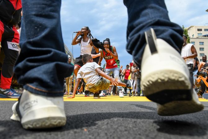 19 de junio — personas conmemoran la festividad de Juneteenth en la Black Lives Matter Plaza en Washington, DC. Un par de días antes, el presidente Joe Biden firmó la legislación que establece el Juneteenth como fiesta federal. Conmemora el 19 de junio de 1865, cuando el general de división de la Unión Gordon Granger anunció el fin de la esclavitud en Galveston, Texas, de acuerdo con la Proclamación de Emancipación del presidente Abraham Lincoln de 1863.