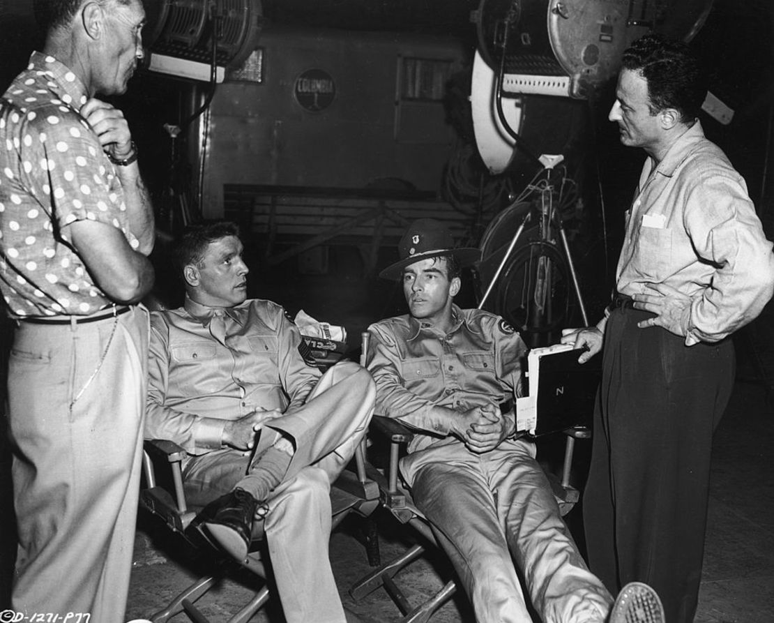 Los actores estadounidenses Burt Lancaster y Montgomery Clift y el director de origen austriaco Fred Zinnemann hablan entre escenas en el plató de la película "De aquí a la eternidad".