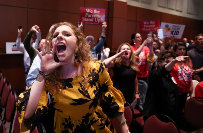 22 de junio — padres enfadados y de la comunidad protestan después de que el consejo escolar del condado de Loudoun interrumpiera una reunión porque la multitud se negaba a callarse en Ashburn, Virginia. El caos estalló en la reunión por una propuesta de política transgénero y por las afirmaciones de que la teoría crítica de la raza se está enseñando en el aula. La teoría crítica de la raza se centra en la idea de que el racismo sistémico forma parte de la sociedad estadounidense y que las instituciones funcionan para que los blancos dominen la sociedad.