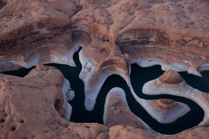 24 de junio — líneas de nivel de agua son visibles en las orillas rocosas del lago Powell de Utah. Gran parte del oeste de Estados Unidos está sufriendo una histórica e implacable sequía, la peor de la región en al menos 20 años.