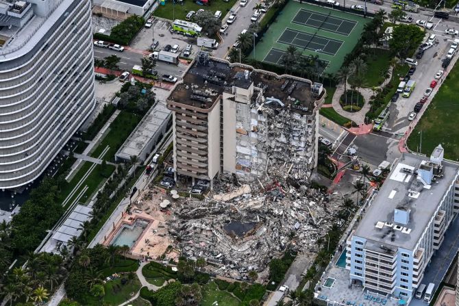 24 de junio — escombros amontonados tras el derrumbe parcial de un edificio residencial de 12 plantas en la comunidad de Surfside, en el sur de Florida. Casi 100 personas murieron en el derrumbe.