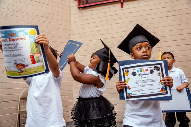 25 de junio — estudiantes asisten a una ceremonia de graduación en el Centro de Educación Infantil Harriet Tubman, un preescolar en el Bronx, Nueva York.