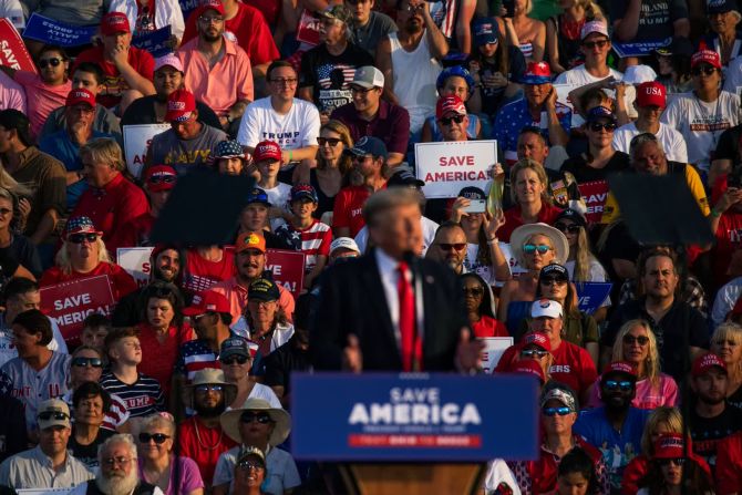 26 de junio — el expresidente de Estados Unidos Donald Trump celebra su primer mitin tras su presidencia, en el recinto ferial del condado de Lorain, en Wellington, Ohio.