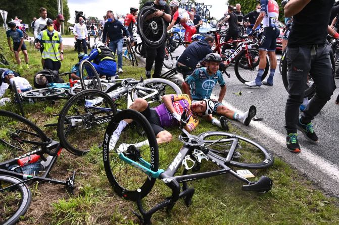 26 de junio — Kristian Sbaragli y Bryan Coquard, vistos en primer plano, se encontraban entre las decenas de ciclistas que se vieron envueltos en una caída masiva durante la primera etapa del Tour de Francia. El accidente fue provocado por una espectadora que sostenía un gran cartel en el borde de la carretera. El cartel derribó al ciclista alemán Tony Martin, iniciando una reacción en cadena en el grupo estrechamente aglutinado. Días después del accidente, la espectadora fue identificada y detenida.