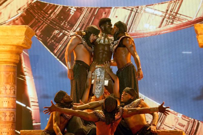 27 de junio — el rapero Lil Nas X besa a uno de sus bailarines de apoyo mientras actúa en los premios BET. El beso le valió la ovación de algunos del público.