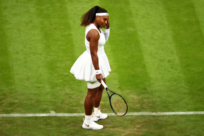 29 de junio — la estrella del tenis Serena Williams se seca las lágrimas durante su partido de primera ronda en Wimbledon. La siete veces campeona de Wimbledon sufrió una lesión en los isquiotibiales durante el primer set y tuvo que abandonar el torneo. La lesión también le hizo perderse el US Open en agosto.