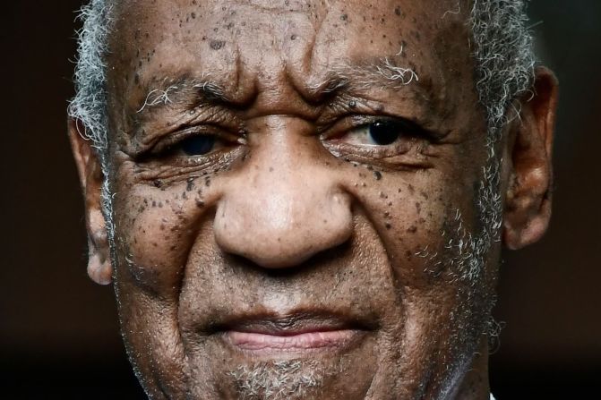 30 de junio — el comediante y actor Bill Cosby comparece ante los medios de comunicación en Elkins Park, Pensilvania, tras salir de la cárcel. El más alto tribunal de Pensilvania anuló su condena por agresión sexual, diciendo que se violaron sus derechos al debido proceso.