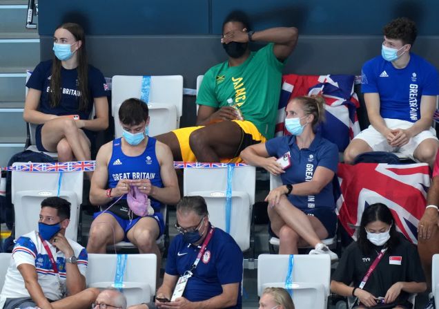 1 de agosto — el clavadista británico Tom Daley, que tiene una cuenta de Instagram dedicada a su afición de tejer y hacer crochet, trabaja en una nueva creación mientras ve la final femenina de trampolín de 3 metros. En sus historias de Instagram reveló que estaba haciendo un suéter para un bulldog francés. Daley, que ganó una medalla de oro en la prueba de plataforma de 10 metros sincronizada, comenzó con el hobby durante la pandemia.