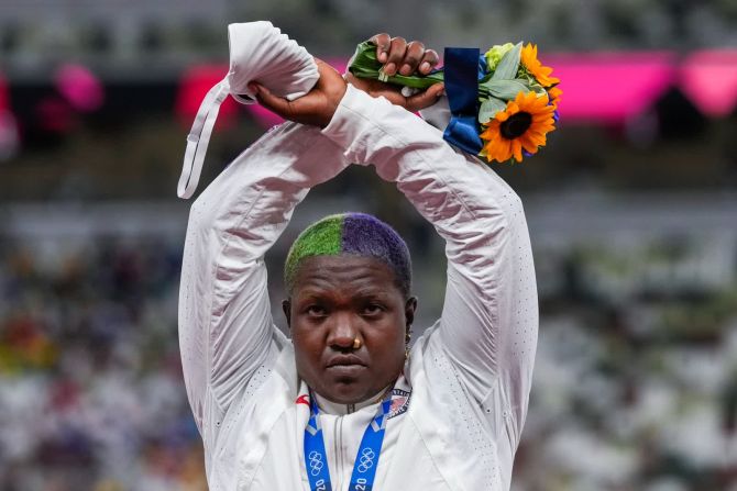 1 de agosto — durante la ceremonia de entrega de medallas olímpicas de lanzamiento de peso femenino, la estadounidense Raven Saunders levantó los brazos por encima de la cabeza e hizo una X con las muñecas. Cuando se le preguntó a la medallista de plata qué significaba ese gesto, explicó que "es la intersección donde se encuentran todas las personas oprimidas". Saunders ha hablado abiertamente en el pasado sobre su deseo de desestigmatizar las condiciones de salud mental. "Griten a toda mi gente negra.