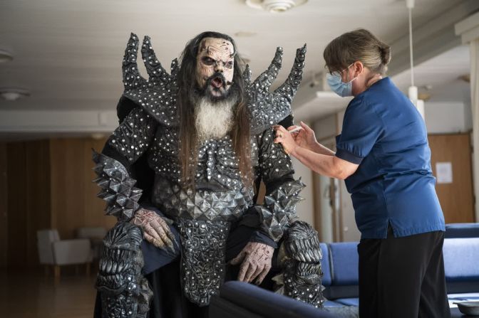 1 de agosto — Tomi Petteri Putaansuu, alias Mr. Lordi, del grupo de rock Lordi, recibe su segunda inyección de la vacuna contra el covid-19 de manos de la enfermera Paula Ylitalo en Rovaniemi, Finlandia.