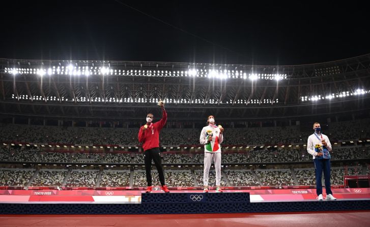 2 de agosto — el catarí Mutaz Essa Barshim, a la izquierda, y el italiano Gianmarco Tamberi comparten el podio durante una ceremonia de entrega de medallas olímpicas. Acordaron compartir la medalla de oro en salto de altura después de que ambos superaran los 2,37 metros, pero no lograran superar los 2,39. Maksim Nedasekau, de Bielorrusia, recibió el bronce. No se concedió ninguna medalla de plata.