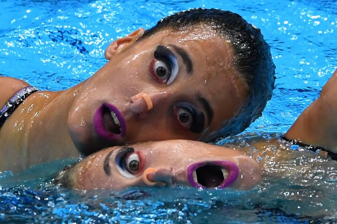 2 de agosto — Anna-Maria Alexandri y Eirini-Marina Alexandri, nadadoras artísticas de Austria, realizan juntas su rutina libre en los Juegos Olímpicos de Tokio.