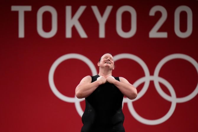 2 de agosto — la levantadora de pesas neozelandesa Laurel Hubbard dice "gracias" y se inclina después de levantar un peso en los Juegos Olímpicos de Tokio. Se convirtió en la primera mujer abiertamente transgénero que compite en los 125 años de historia de los Juegos Olímpicos.