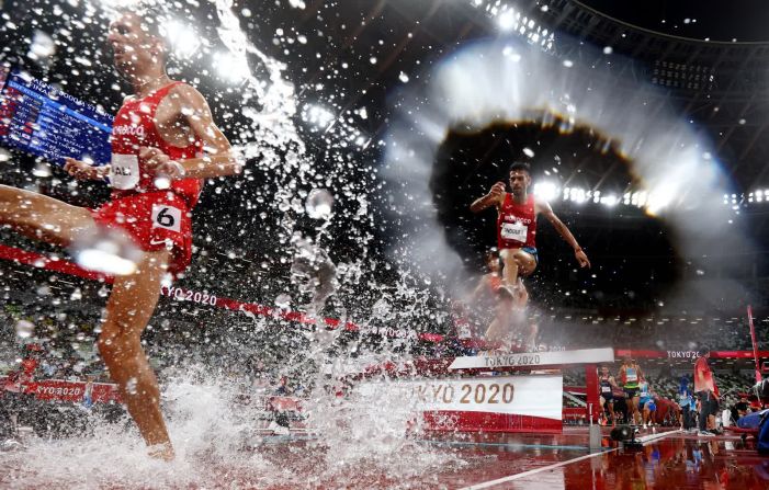 2 de agosto — de izquierda a derecha, los marroquíes Soufiane El Bakkali y Mohamed Tindouft compiten en la final olímpica de los 3.000 metros obstáculos. El Bakkali ganó el oro.