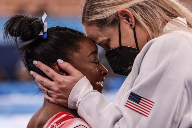 3 de agosto — la gimnasta estadounidense Simone Biles recibe la felicitación de su entrenadora Cecile Canqueteau-Landi después de que se dieran cuenta que Biles iba a ganar una medalla olímpica en la final de barra de equilibrio. Biles se había retirado de varias pruebas antes en Tokio, alegando problemas de salud mental. En concreto, dijo que tenía "los twisties", un bloqueo mental en la gimnasia en el que las competidoras pierden la noción de su posición en el aire. Pero se recuperó con una medalla de bronce en la barra de equilibrio y empató a Shannon Miller como la gimnasta estadounidense con más medallas olímpicas.