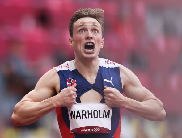 3 de agosto — el noruego Karsten Warholm celebra tras ganar el oro en los 400 metros con vallas. Warholm terminó la carrera en 45,94 segundos, batiendo su propio récord mundial.