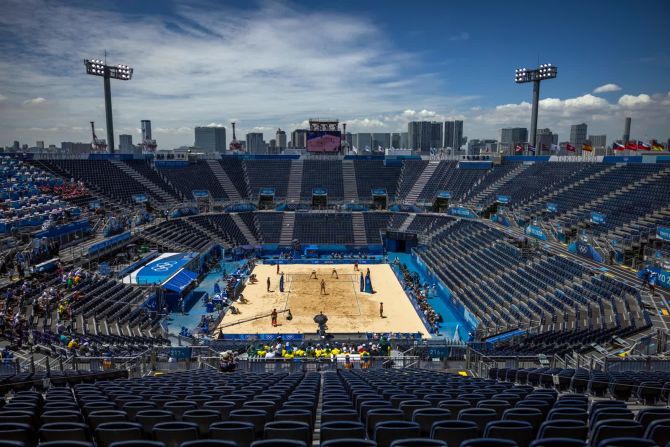 6 de agosto — partido de vóleibol de playa en un recinto casi vacío en Tokio. La asistencia fue restringida en muchos eventos olímpicos debido a la pandemia de covid-19.