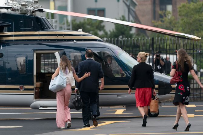 10 de agosto — el gobernador de Nueva York, Andrew Cuomo, camina hacia un helicóptero después de anunciar su dimisión. El anuncio se produjo una semana después de que la fiscal general de Nueva York, Letitia James, publicara un informe en el que se afirmaba que Cuomo había acosado sexualmente a 11 mujeres y había creado un entorno laboral "hostil" para ellas. Cuomo ha negado todas las acusaciones, diciendo que nunca tocó a nadie de forma inapropiada, pero reconoció que algunos de sus comportamientos incomodaron a otras. Su último día en el cargo fue el 23 de agosto.