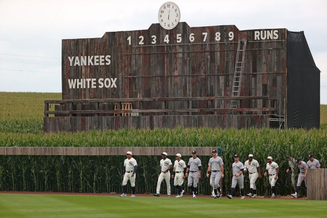 12 de agosto — miembros de los Chicago White Sox y los New York Yankees salen al campo antes del partido de béisbol "Field of Dreams" en Dyersville, Iowa. Era la primera vez que se celebraba un partido de las Grandes Ligas en el estado, y el partido se disputó en un campo situado junto al emplazamiento original de la película "Field of Dreams".